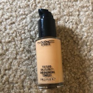 MAC Fix Fluid Foundation NC25
